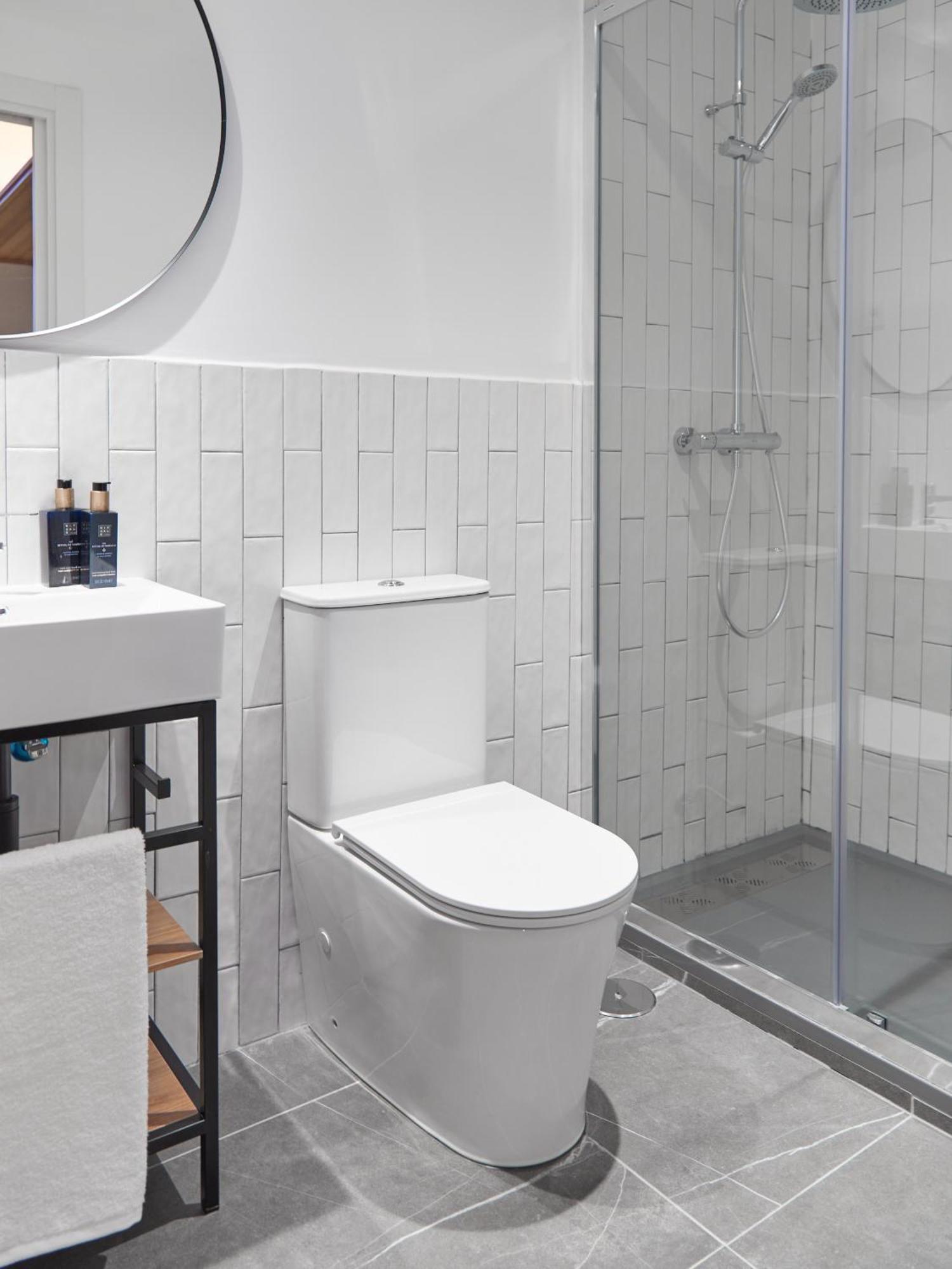 Ola Living Hostal Tetuan Madrid Exterior photo